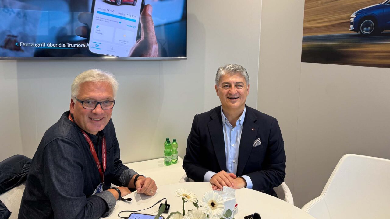 Dirk Kunde und Gürcan Karakas im Gespräch während der IAA Mobility 2025 in München