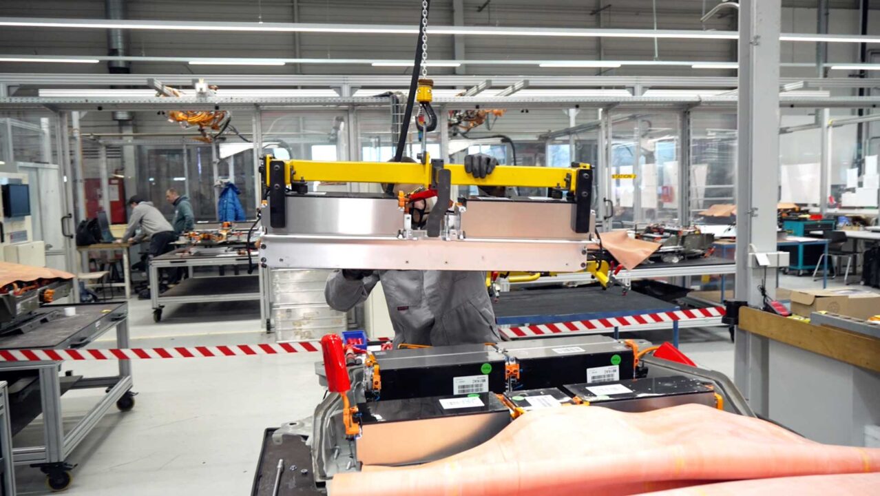 Opel Battery Refurbishment Center Entnahme von Modulen