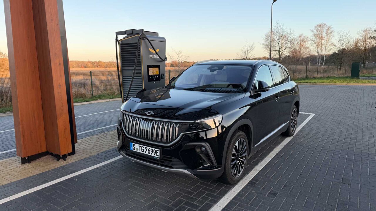 Togg T10X am Fastned Schnelllader