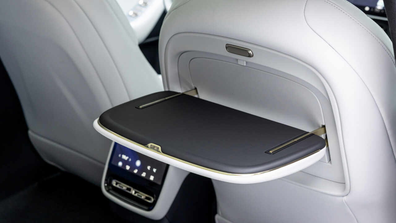 Xpeng P7+ Klapptisch hinten rechts