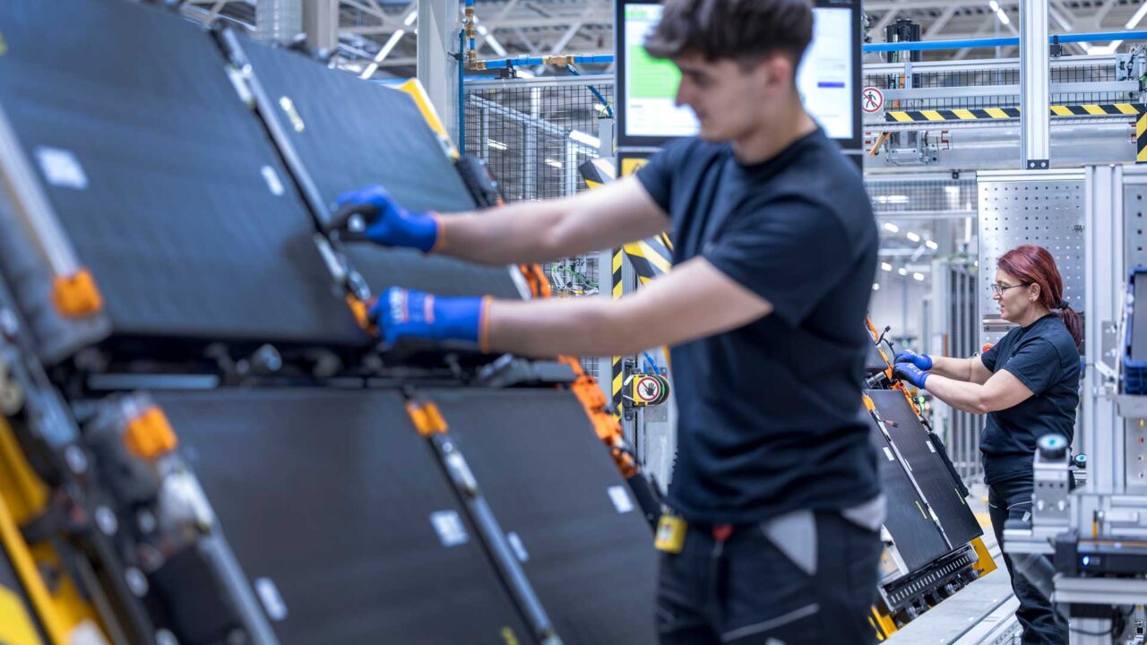 Batteriemontage bei Mercedes-Benz in Ungarn