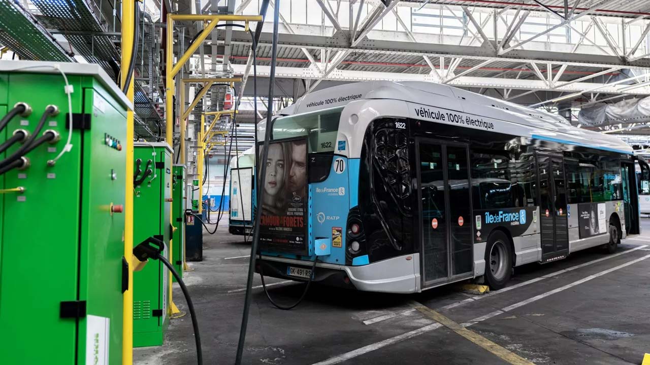 Ekoenergetyka in Pariser Busdepot