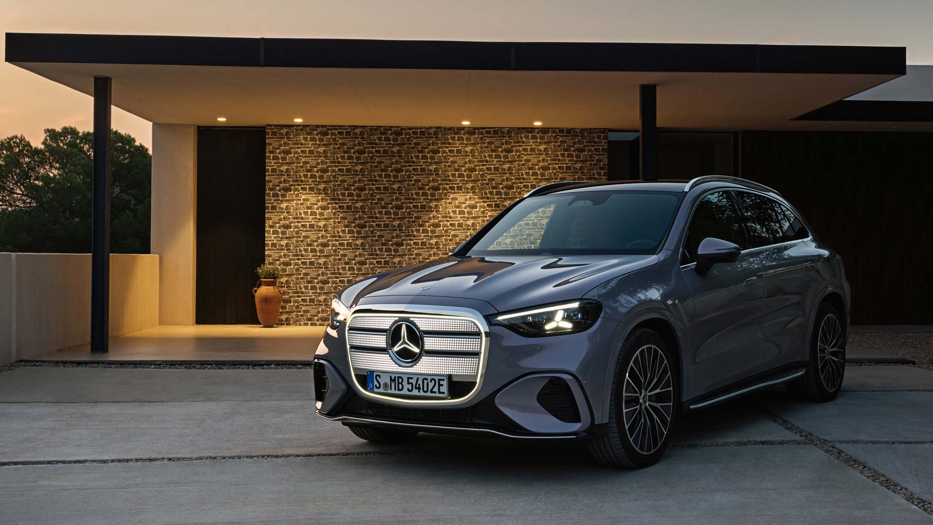 Mercedes-Benz GLC mit leuchtendem Grill